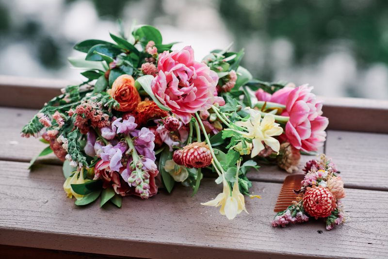 Picture of Bride's colorful bouquet and floral hairpiece