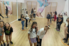 ילדות חוגגות באולם ספורט עם מיכל שמחוני