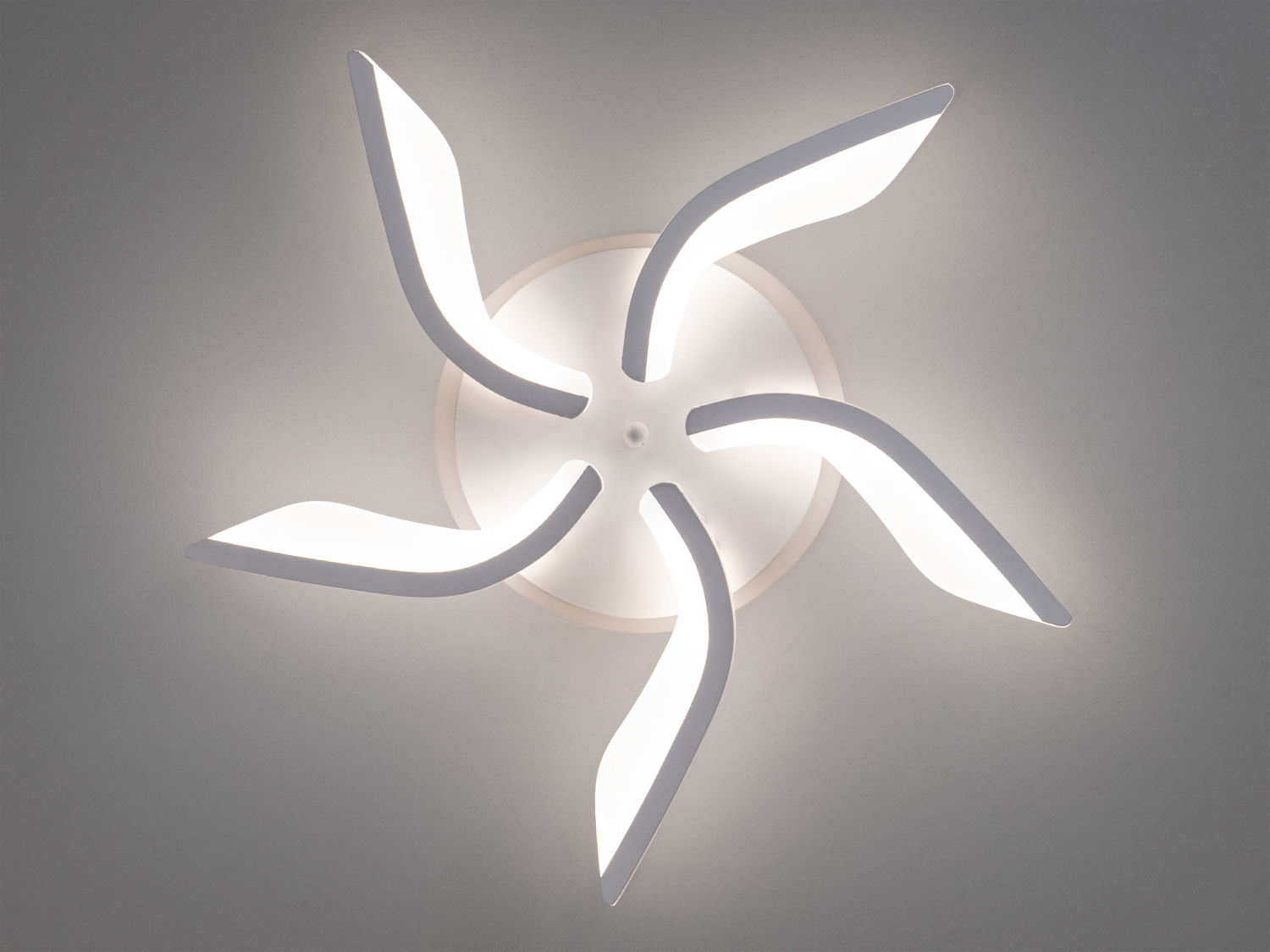 Сучасна світлодіодна люстра на площу до 8 кв м