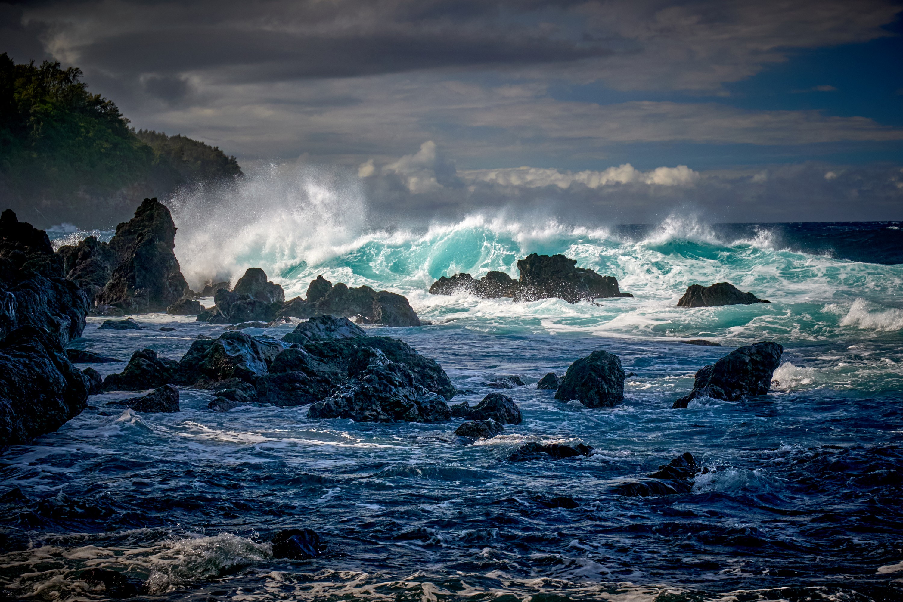Powerful North Shore surf in Laupahoehoe Beach Park