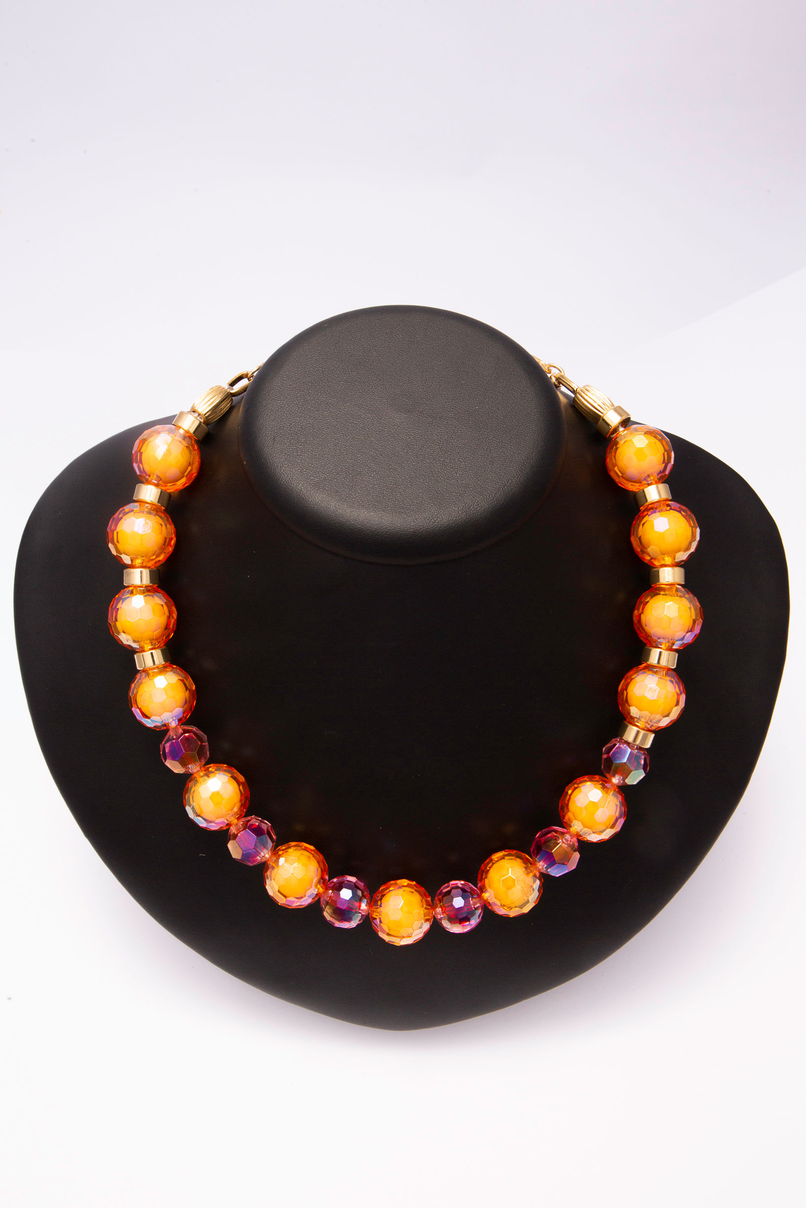 Colar em metal dourado e acrílico laranja