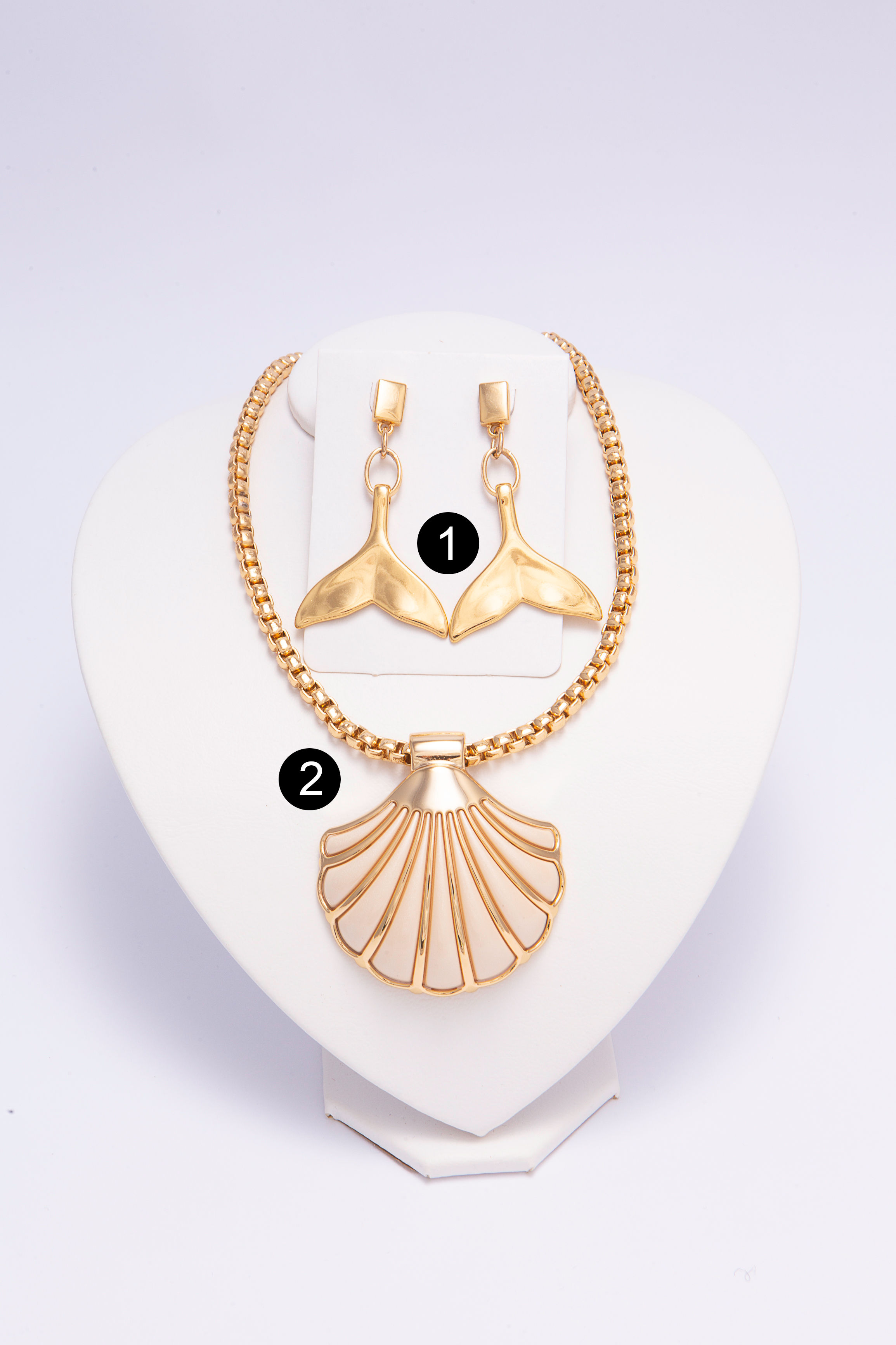 Conjunto de colar e brincos em metal dourado e resina perolizada