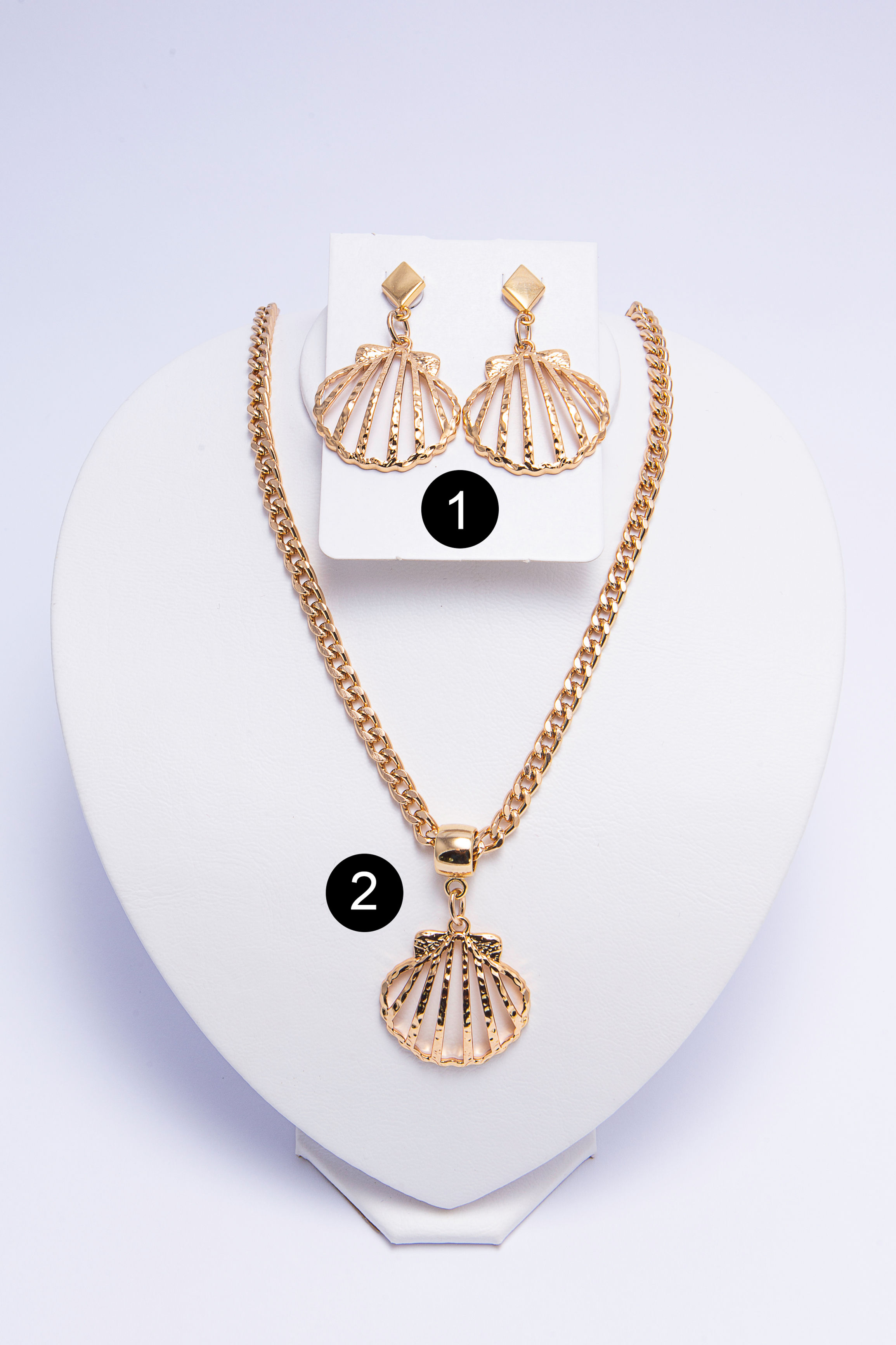 Conjunto de colar e brincos em metal dourado vazado