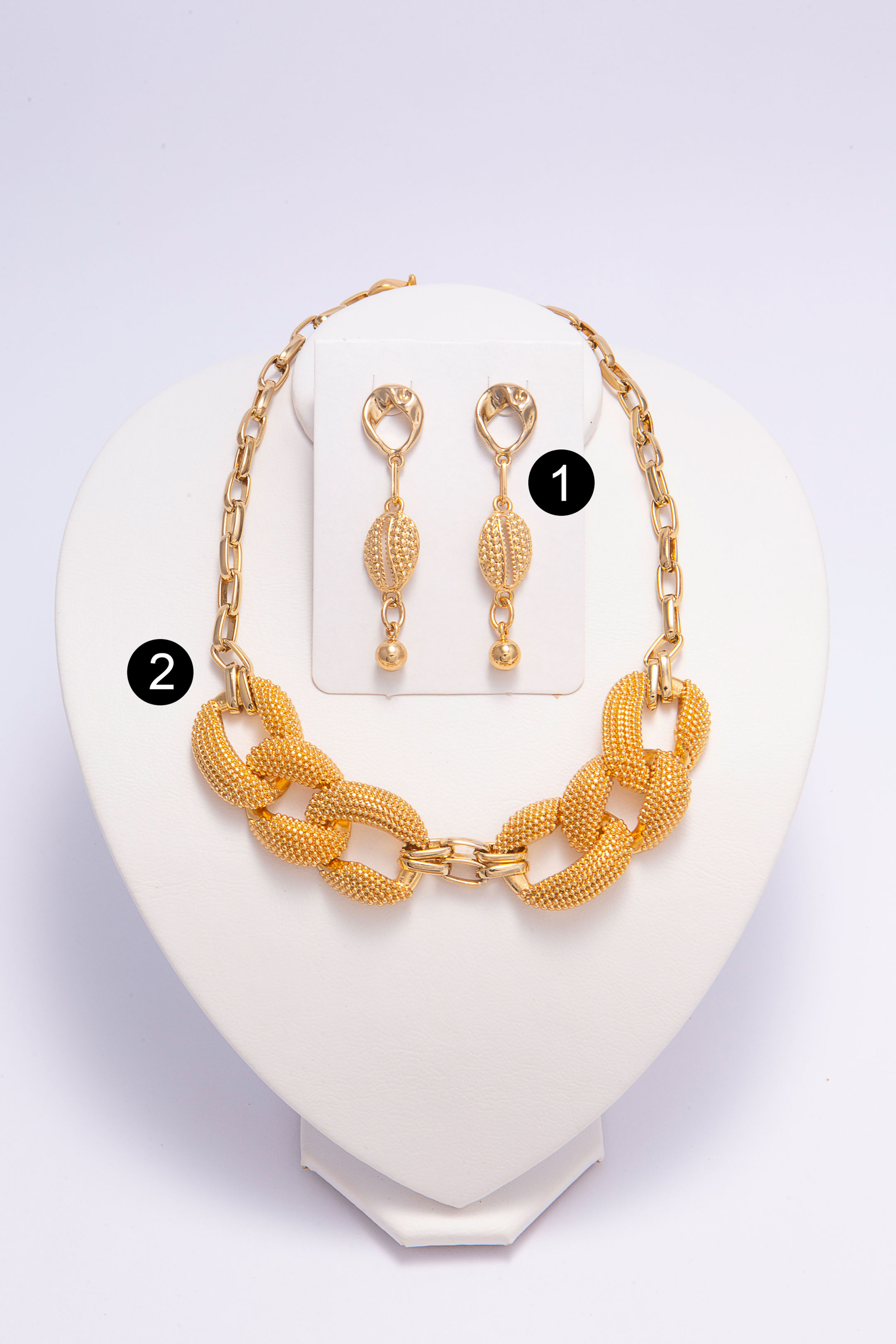 Conjunto de colar e brincos em metal dourado