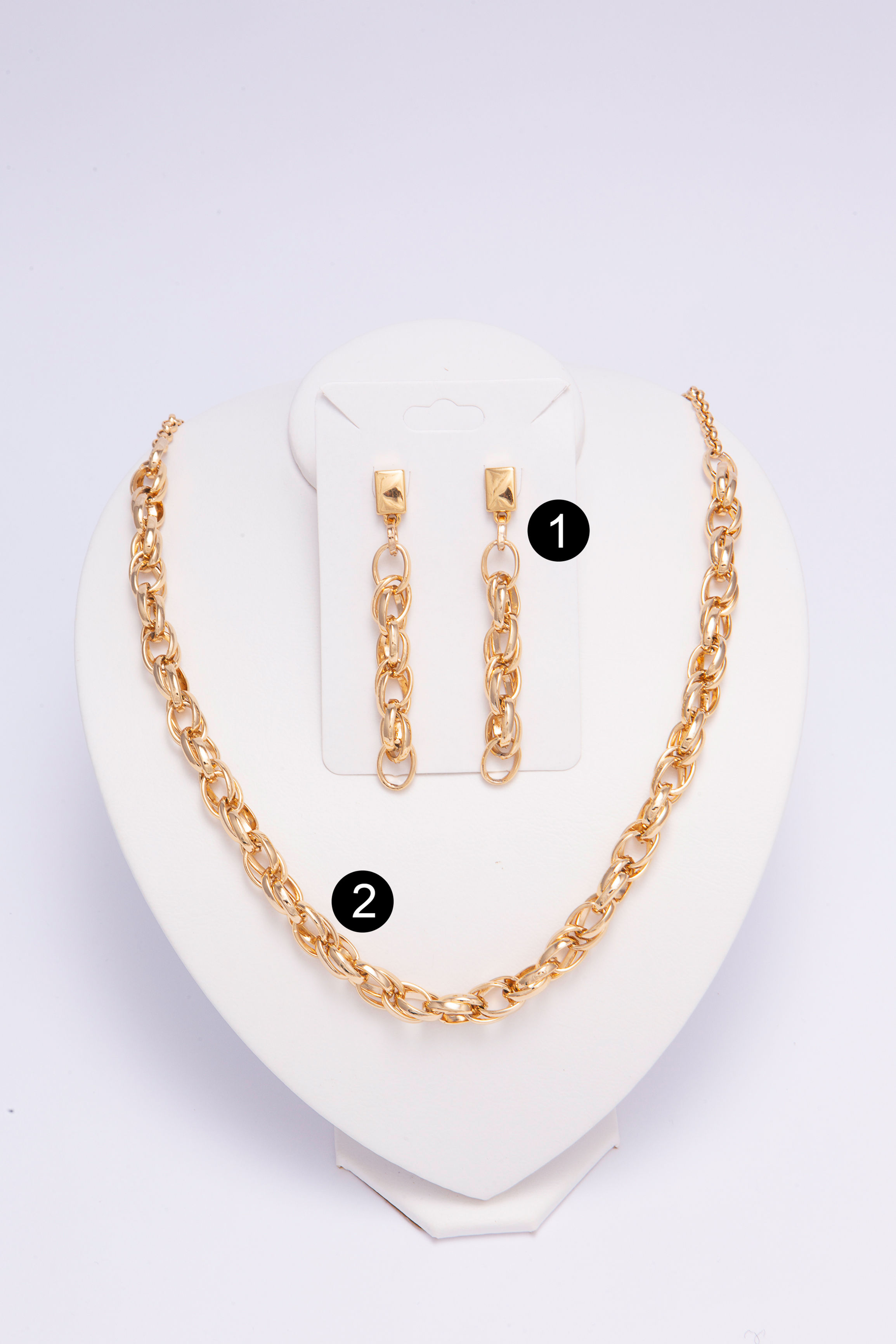 Conjunto de colar e brincos em metal dourado