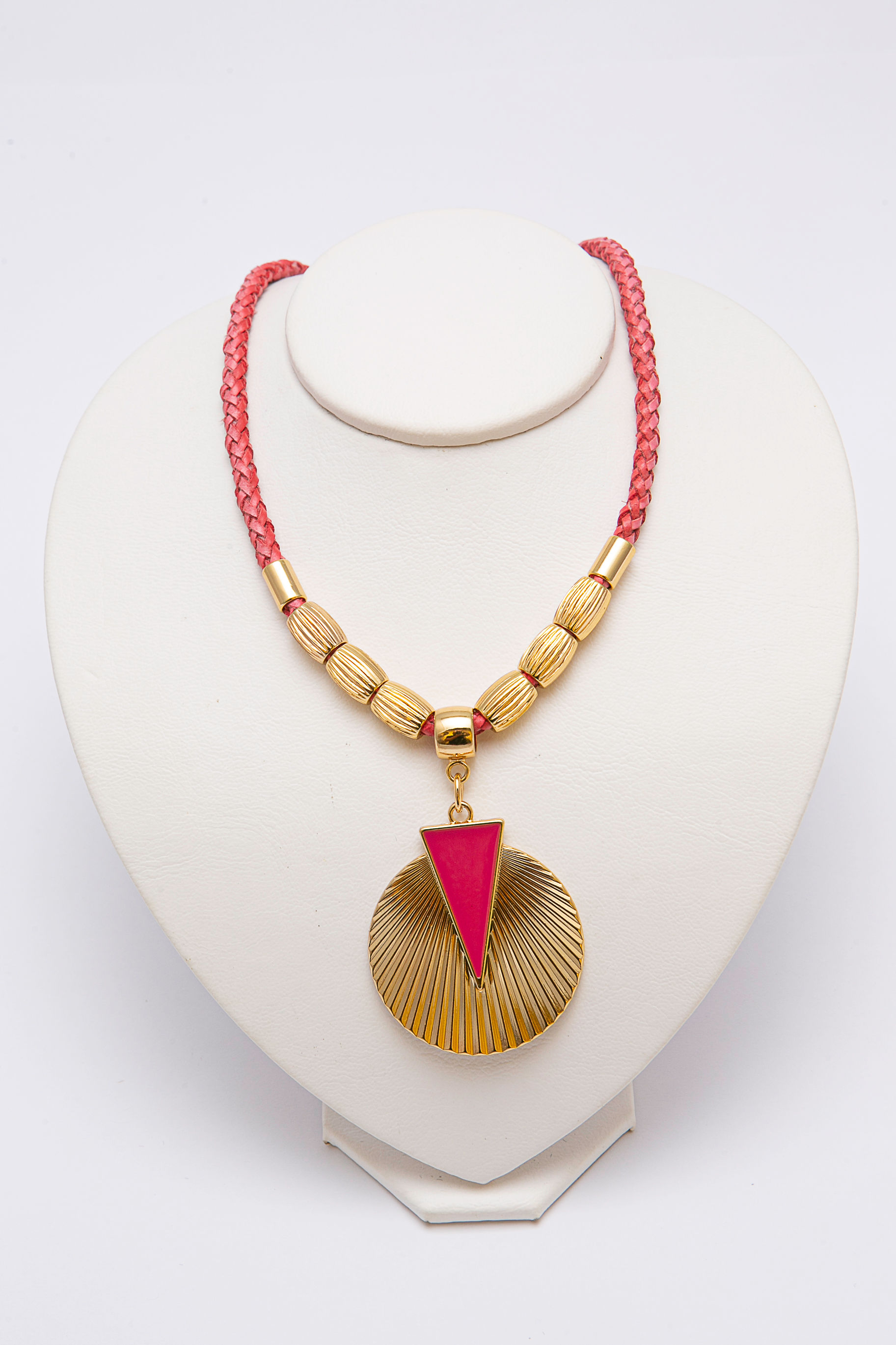 Colar em metal dourado, resina e couro sintético estonado