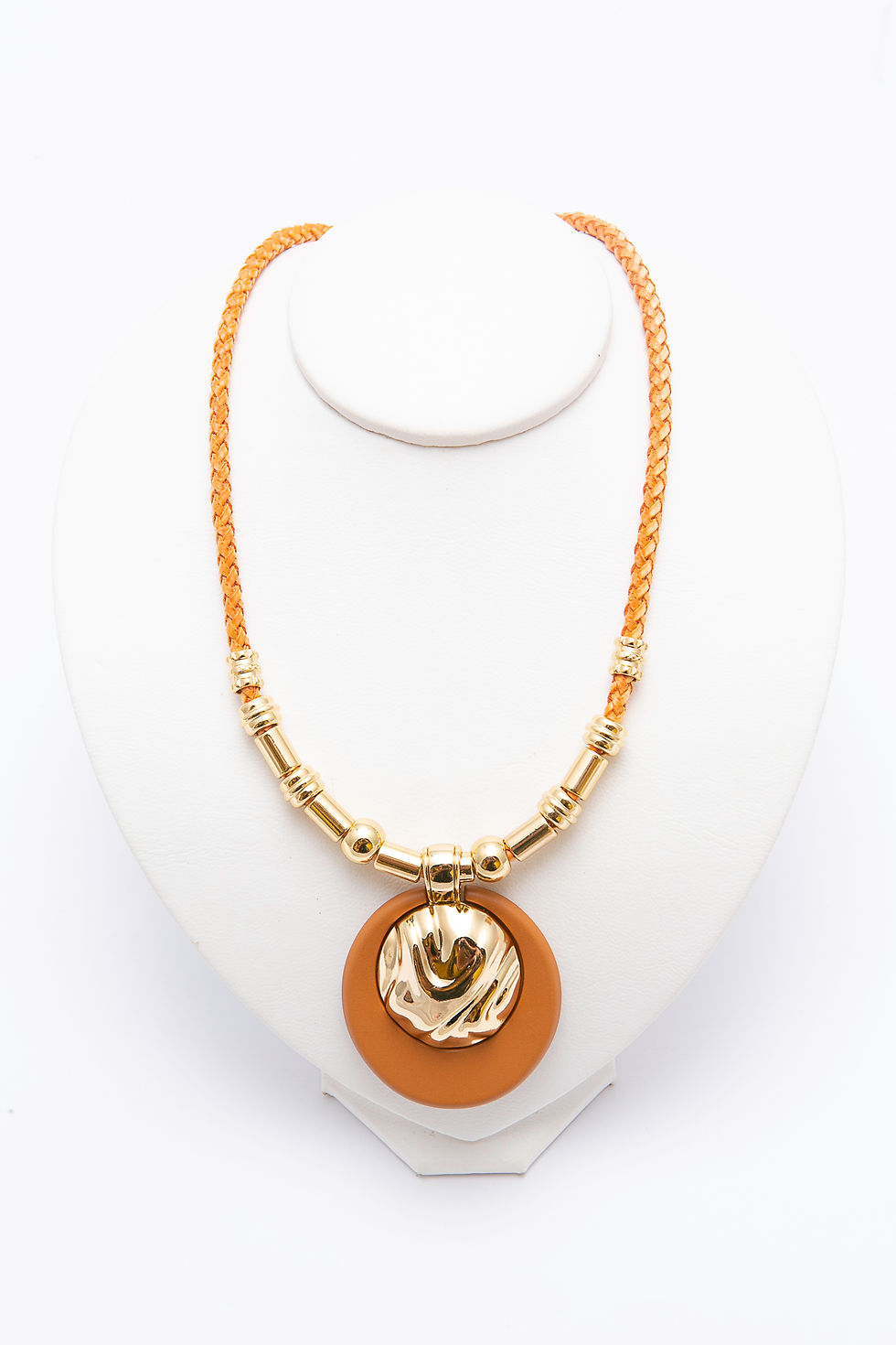 Colar em metal dourado, resina e couro sintético estonado