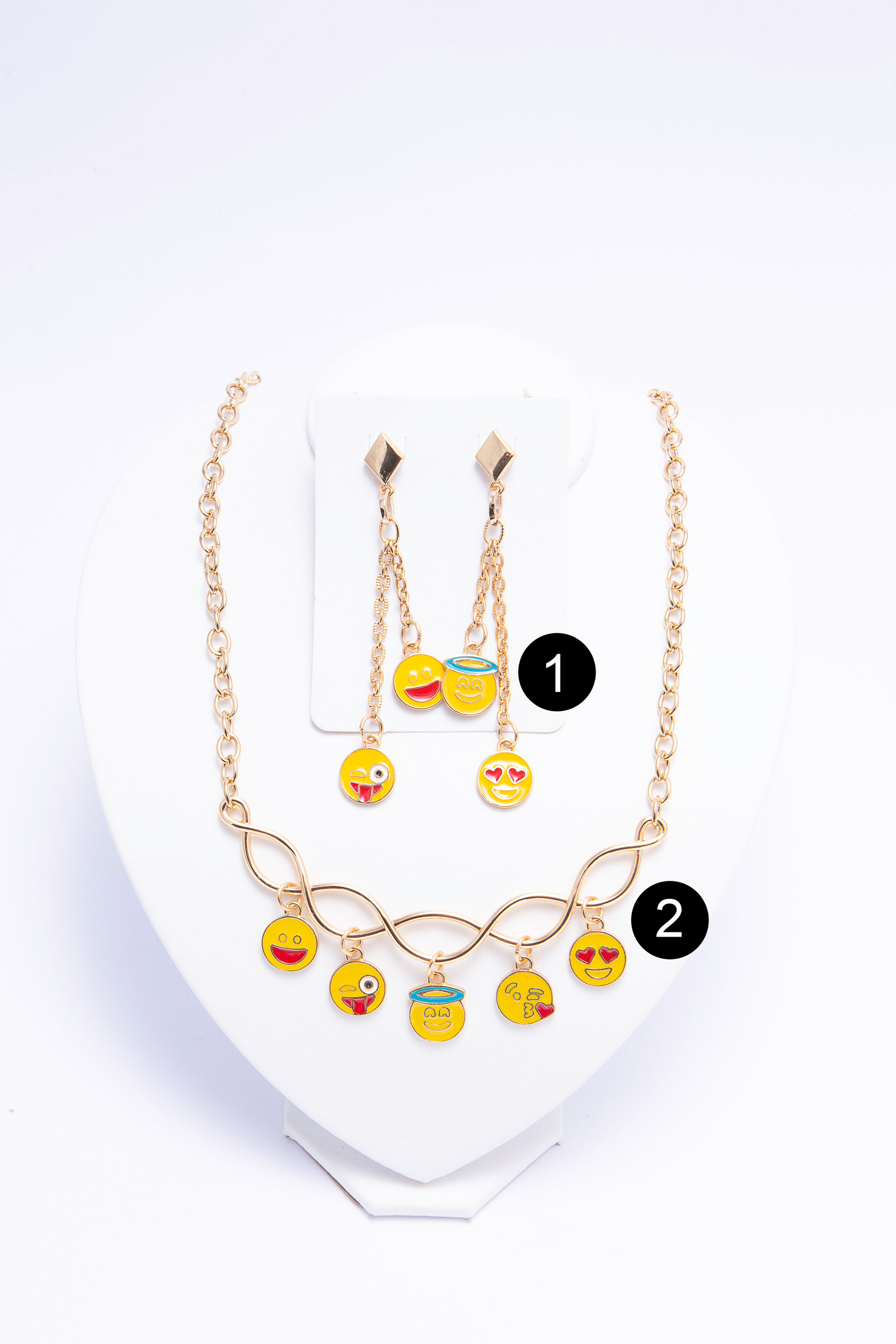 Conjunto de colar e brincos  em metal dourado em resina