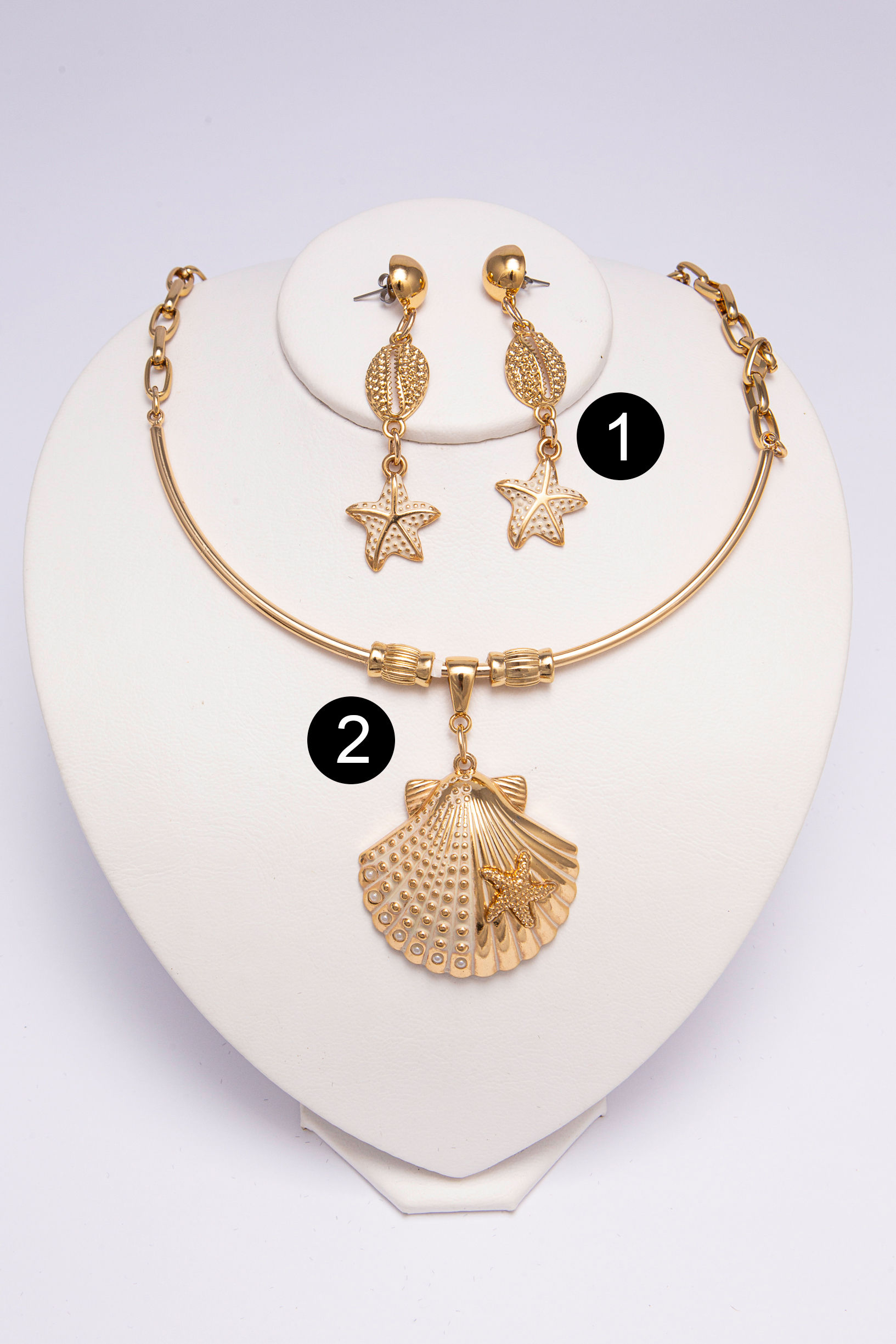 Conjunto de colar e brincos em metal dourado e resina nude