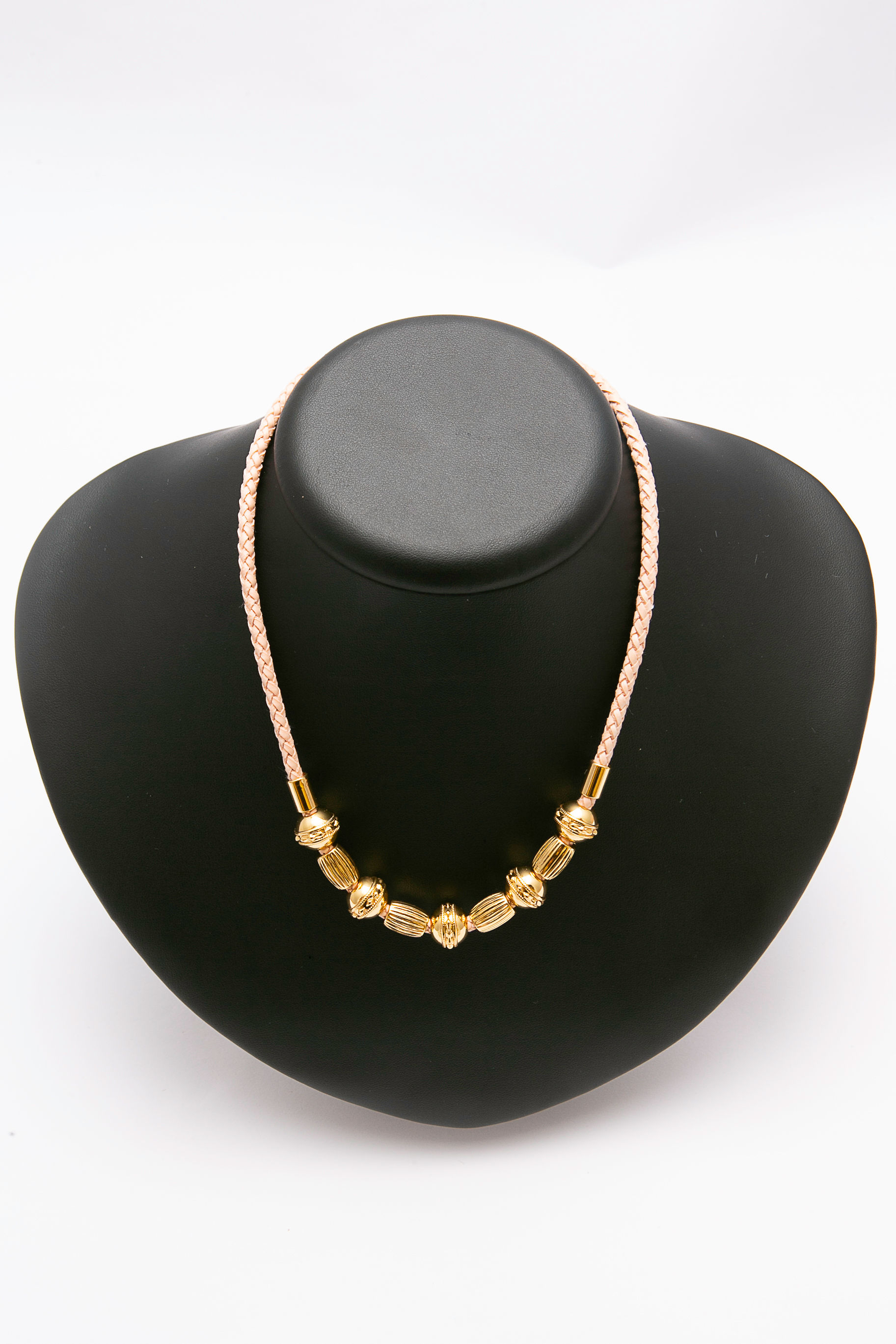Colar em metal dourado e couro sintético estonado