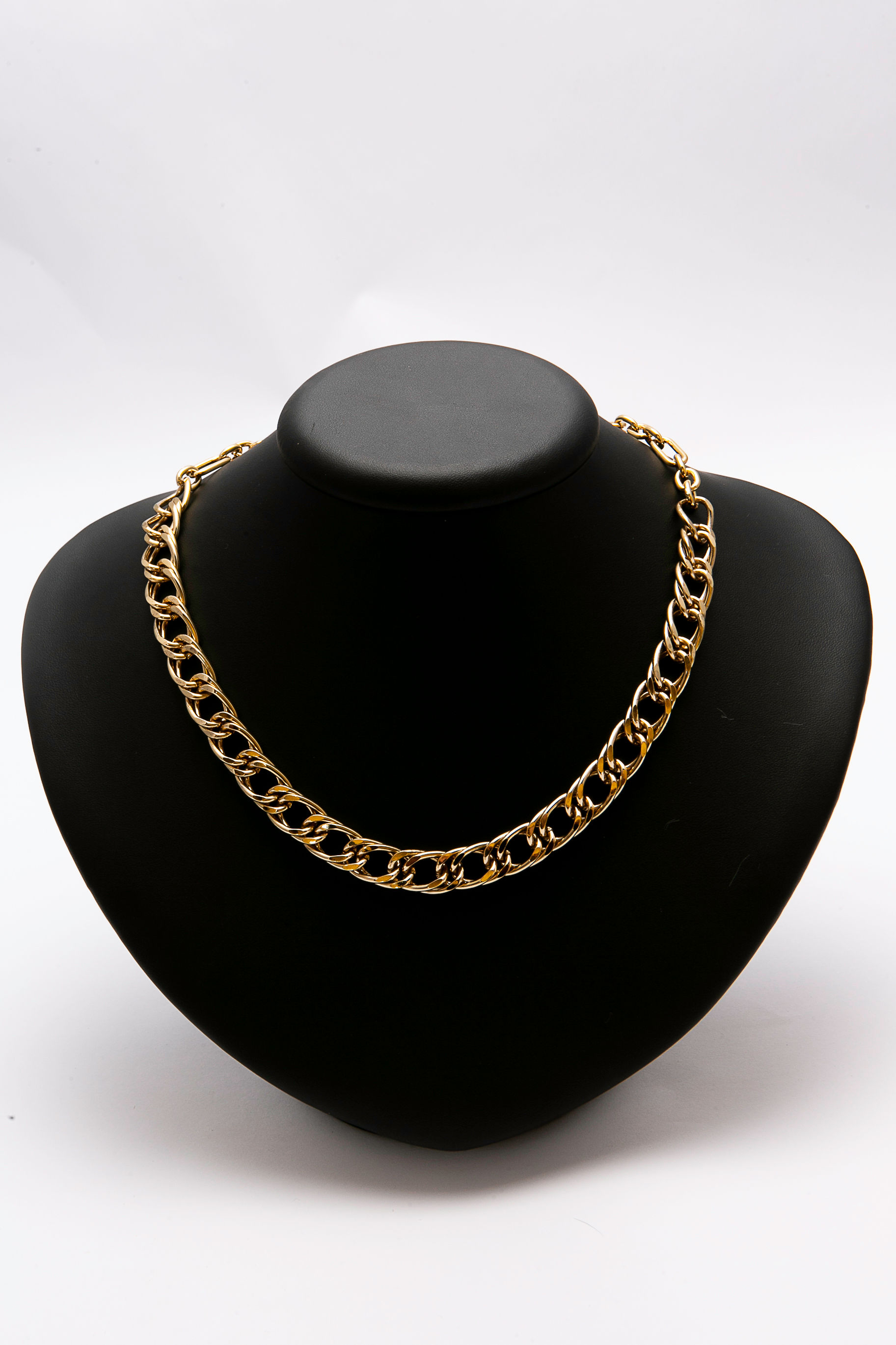 Colar em metal dourado