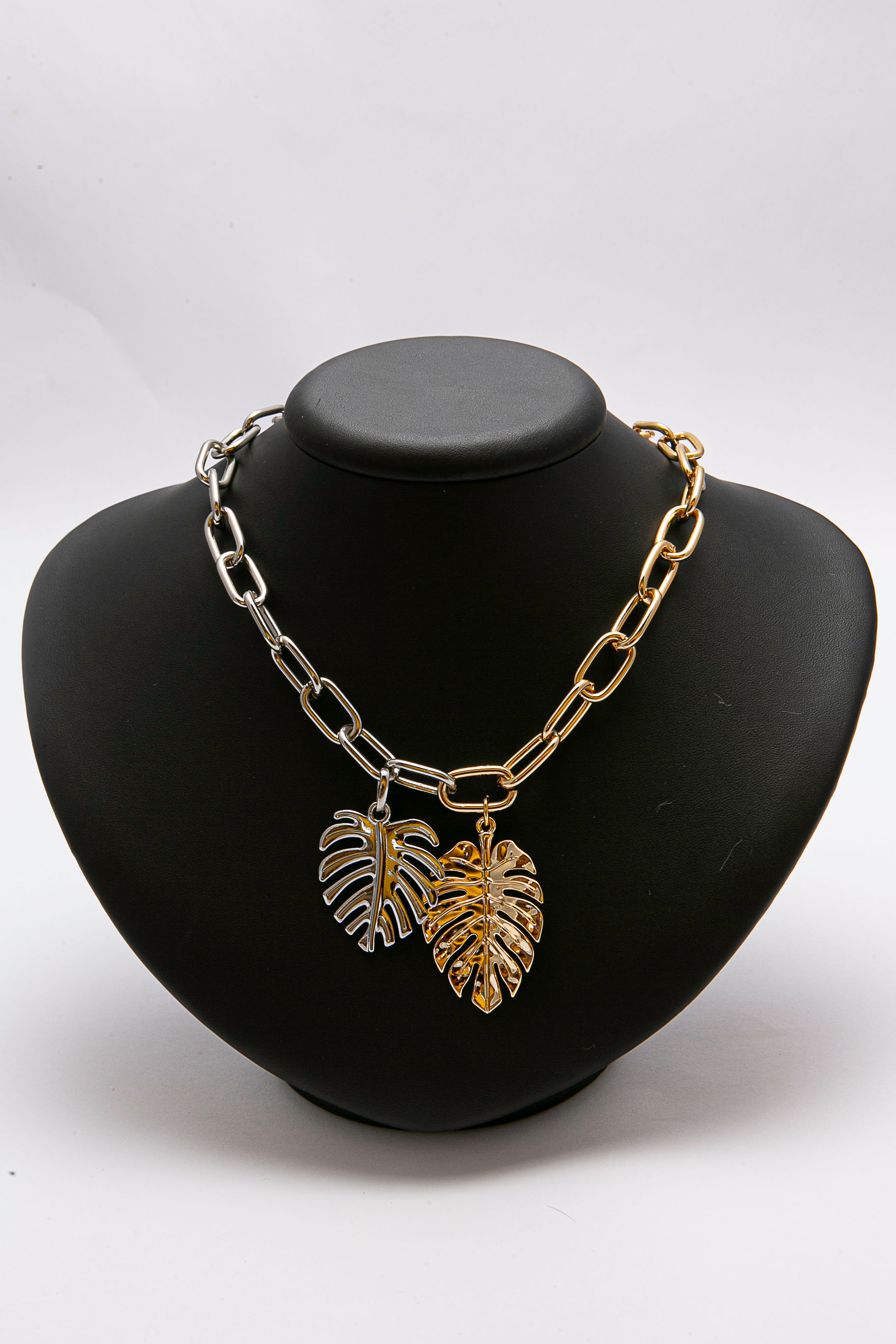 Colar em metal dourado e prateado