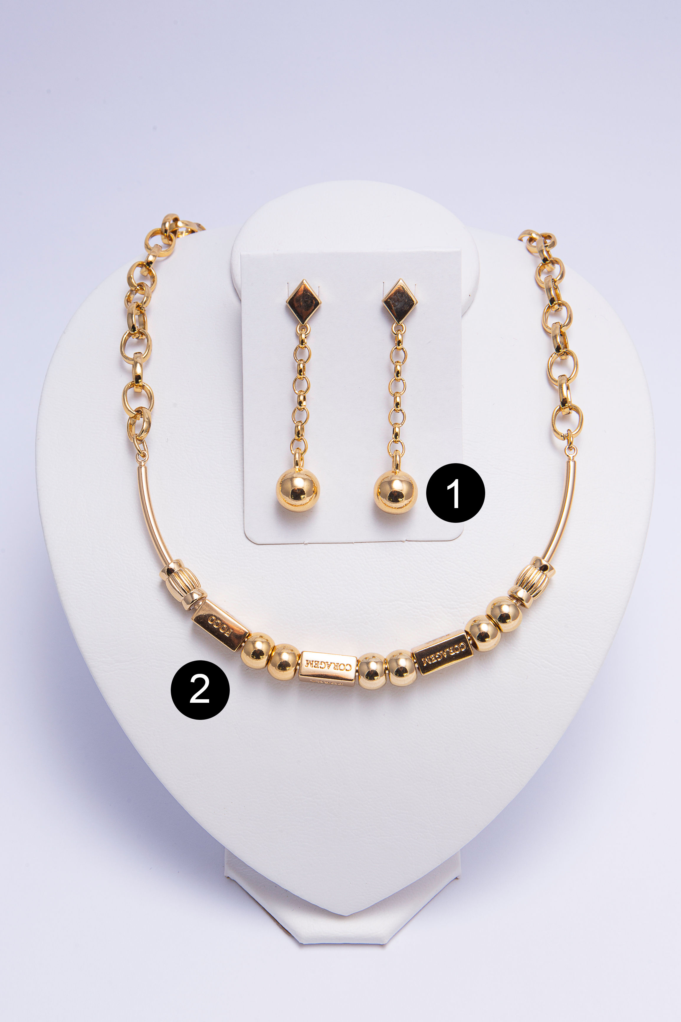 Conjunto de colar e brincos em metal dourado