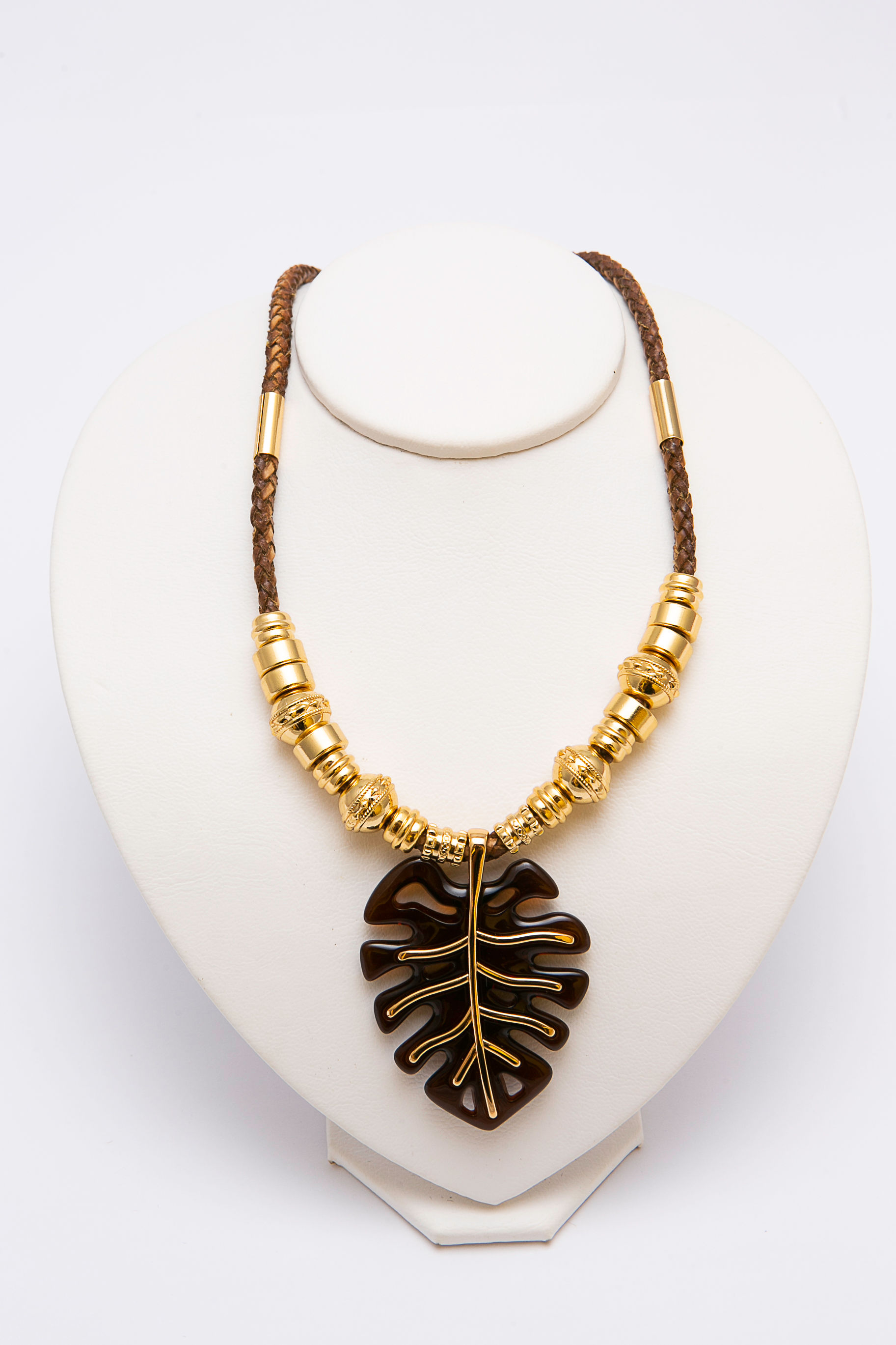 Colar em metal dourado, acrílico e couro sintético estonado