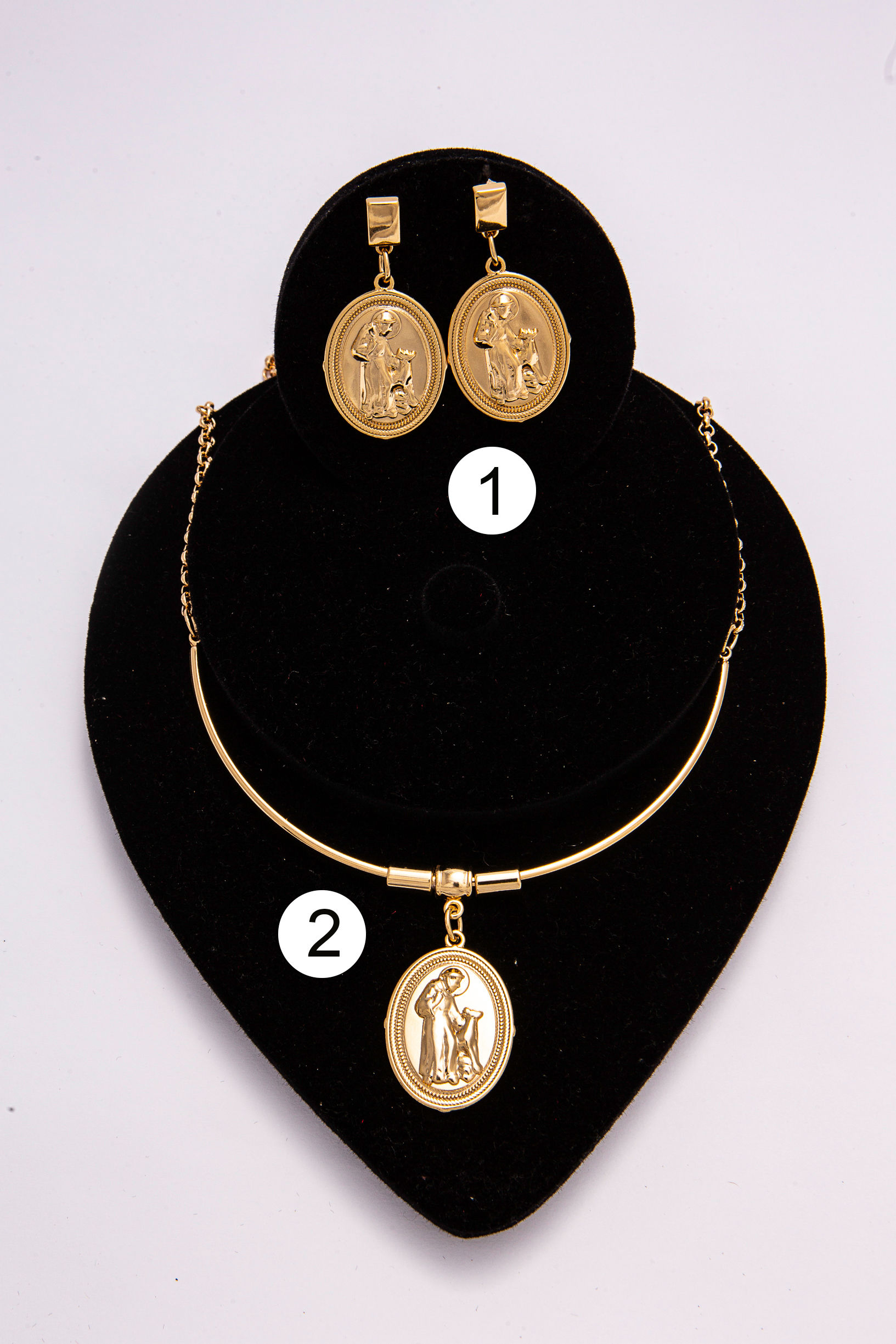 Conjunto de colar e brincos em metal dourado