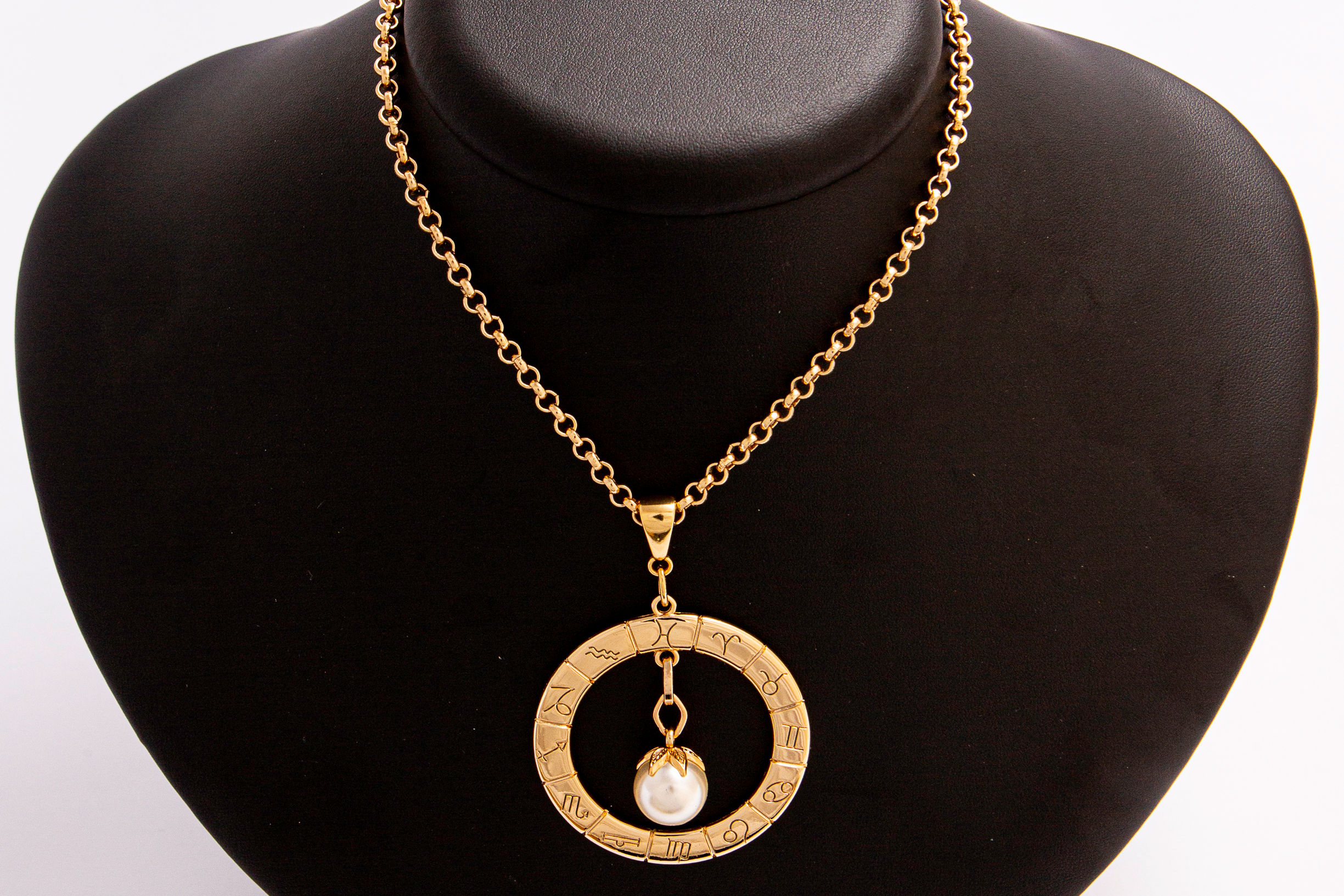 Colar em metal dourado e pérola