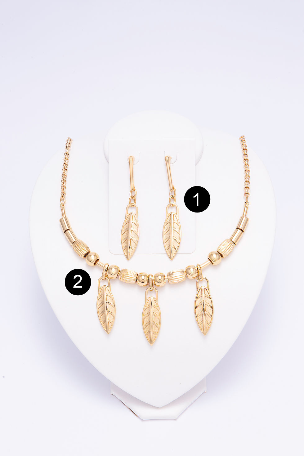 Conjunto de colar e brincos em metal dourado