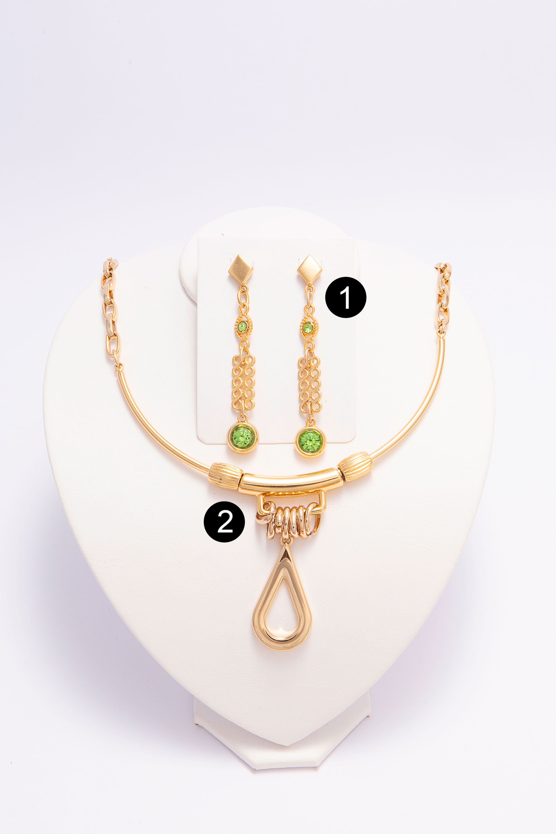 Conjunto de colar e brincos em metal dourado e strass Peridot