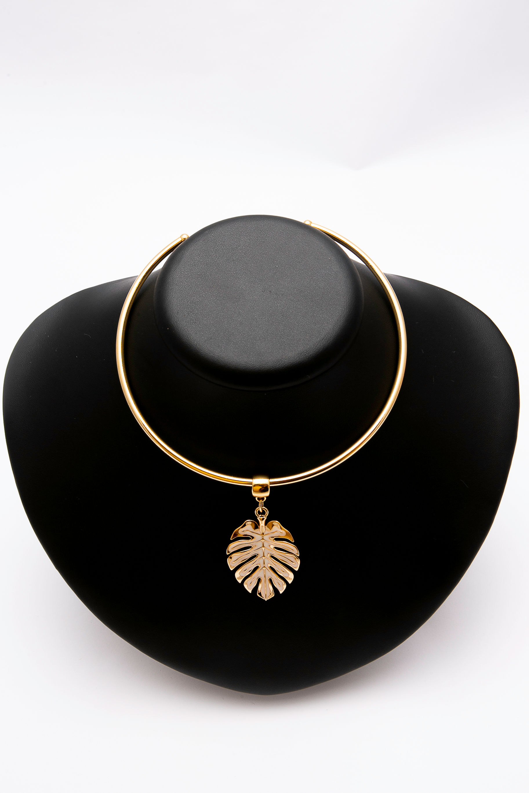 Chocker em metal dourado, pingente com resina perolizada