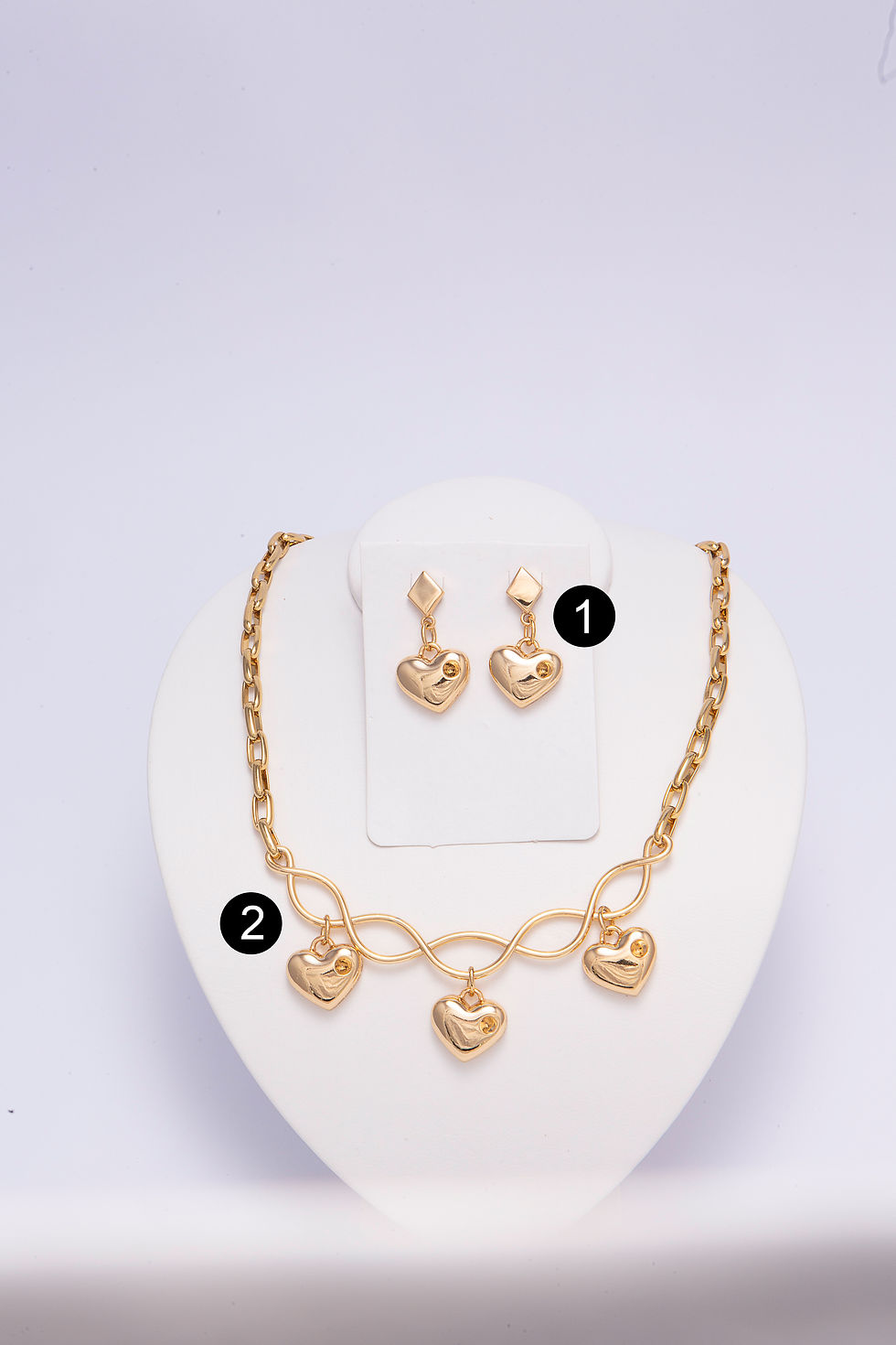 Cojunto de colar e brincos em metal dourado