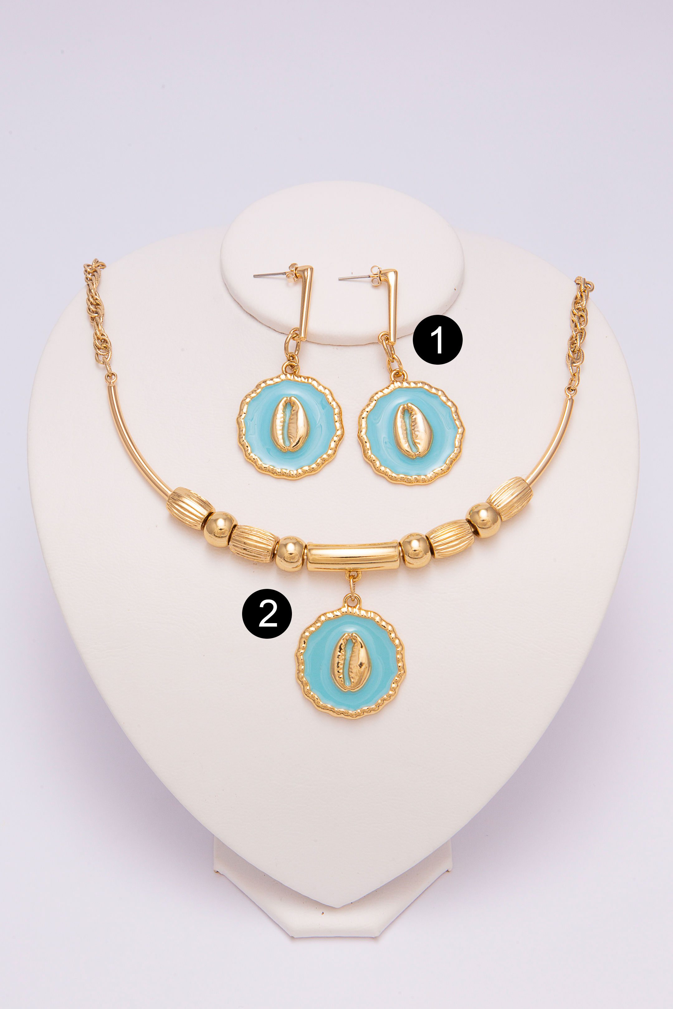 Conjunto de colar e brincos em metal dourado e resina
