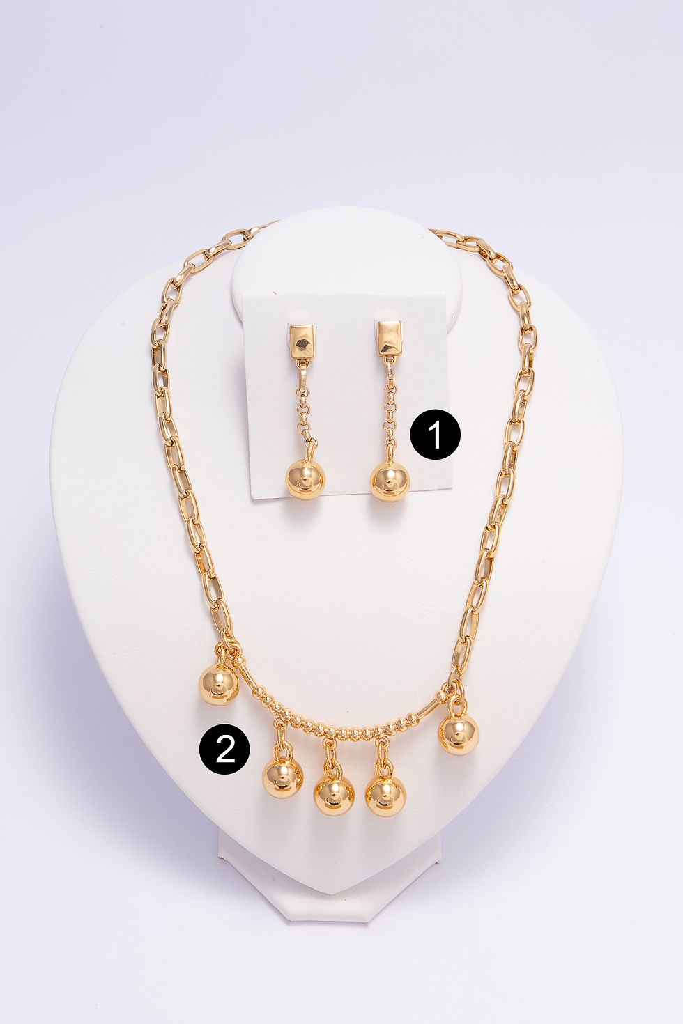 Conjunto de colar e brincos em metal dourado