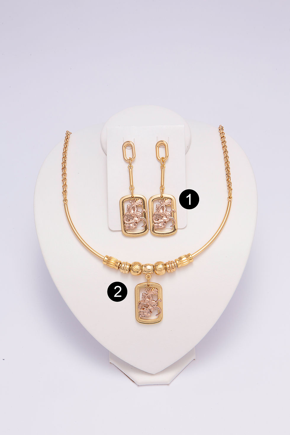 Conjunto de colar e brincos em metal dourado e tons de cobre