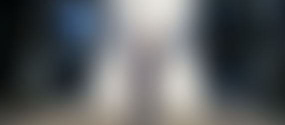 Mann steht vor einem Gebäude