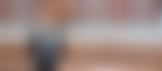 Mann steht vor Gebäude