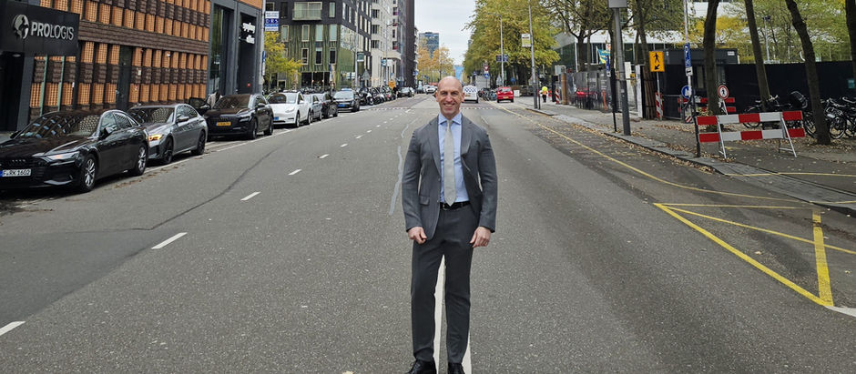 Mann steht auf einer Straße