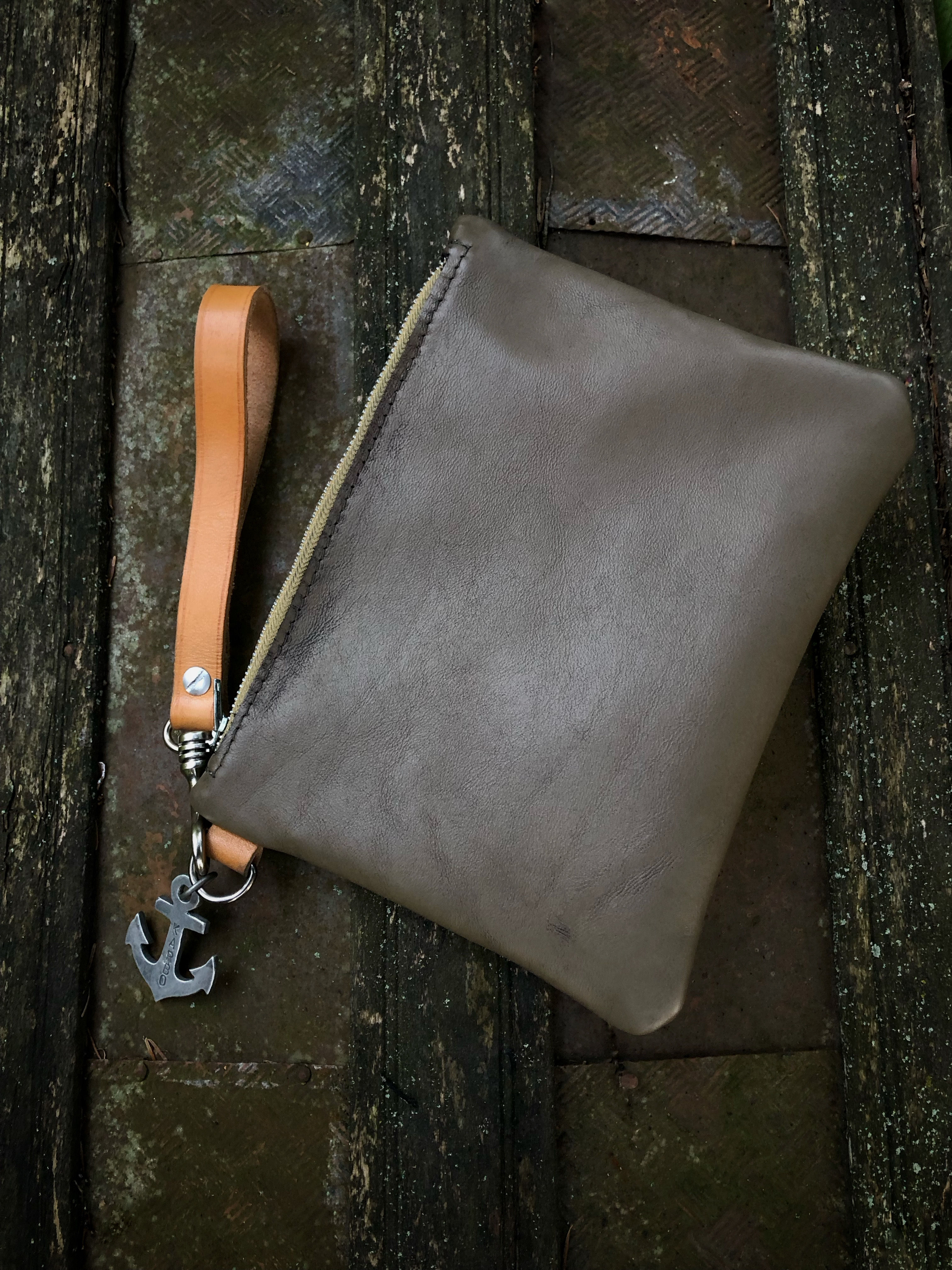 Anchor clutch pouch