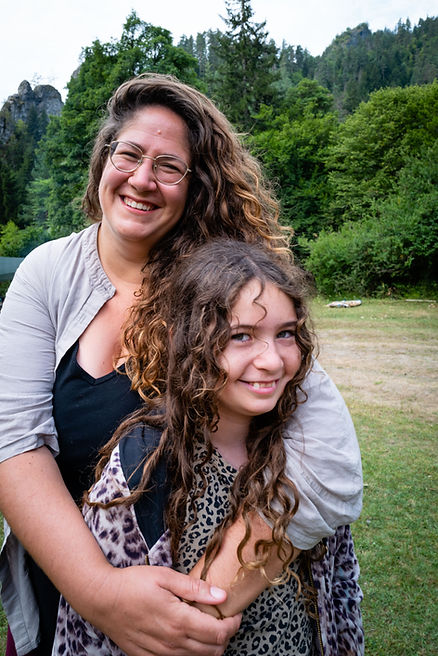 אם וילדה במחנה בגיאורגיה