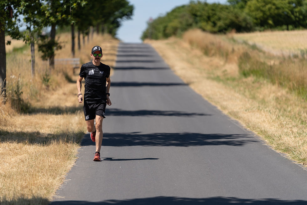 Läufer Anthony Horyna läuft auf Weg durch Felder Titel Projekt19/19