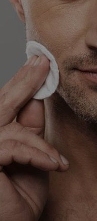 Visage homme qui se nettoie le visage