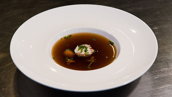 Krachtige Consommé met konfijtte eendenbout