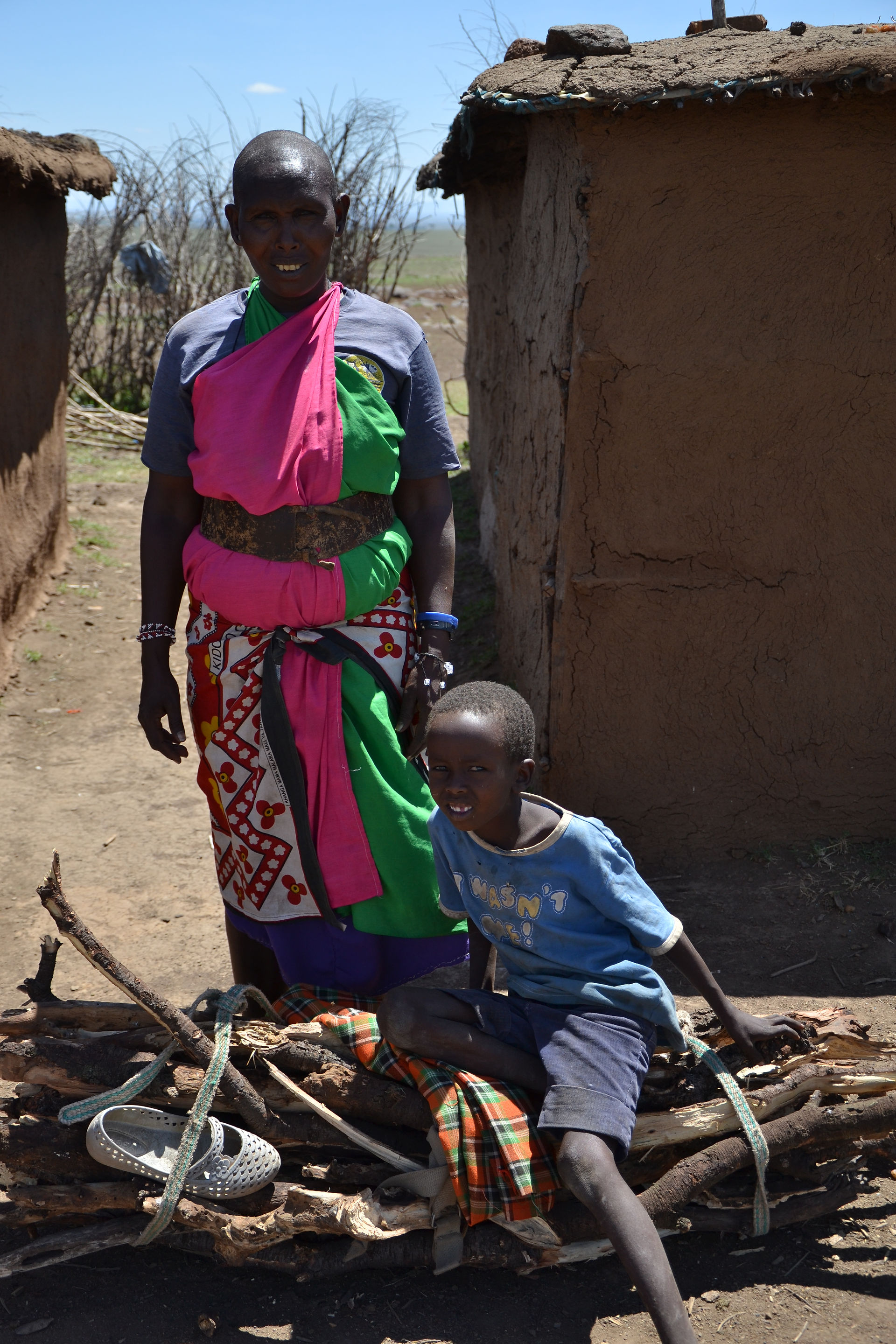 Mama Maasai devant sa case
