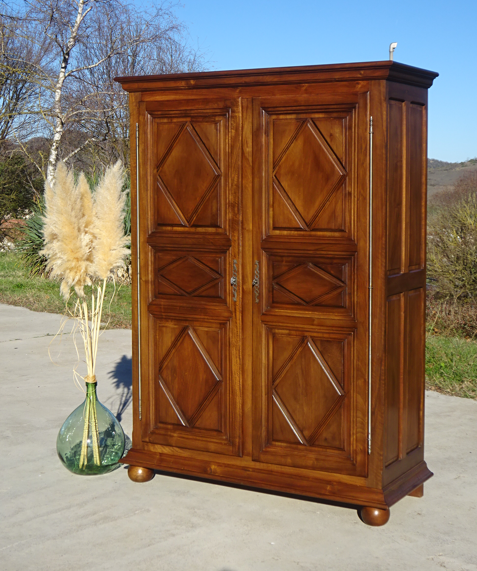 Armoire en noyer massif, style Louis XIII