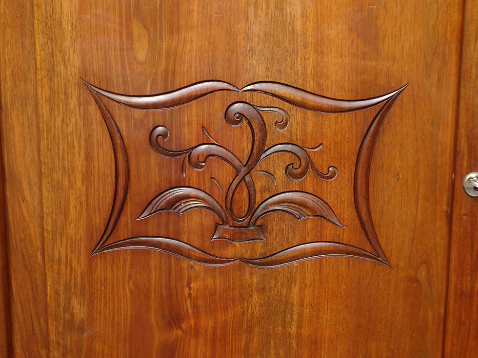 Miniature : vaisselier art déco en noyer massif, motif blason