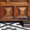 Miniature : Carrés en reliefs et équerres en fer forgé sur la façade du coffre