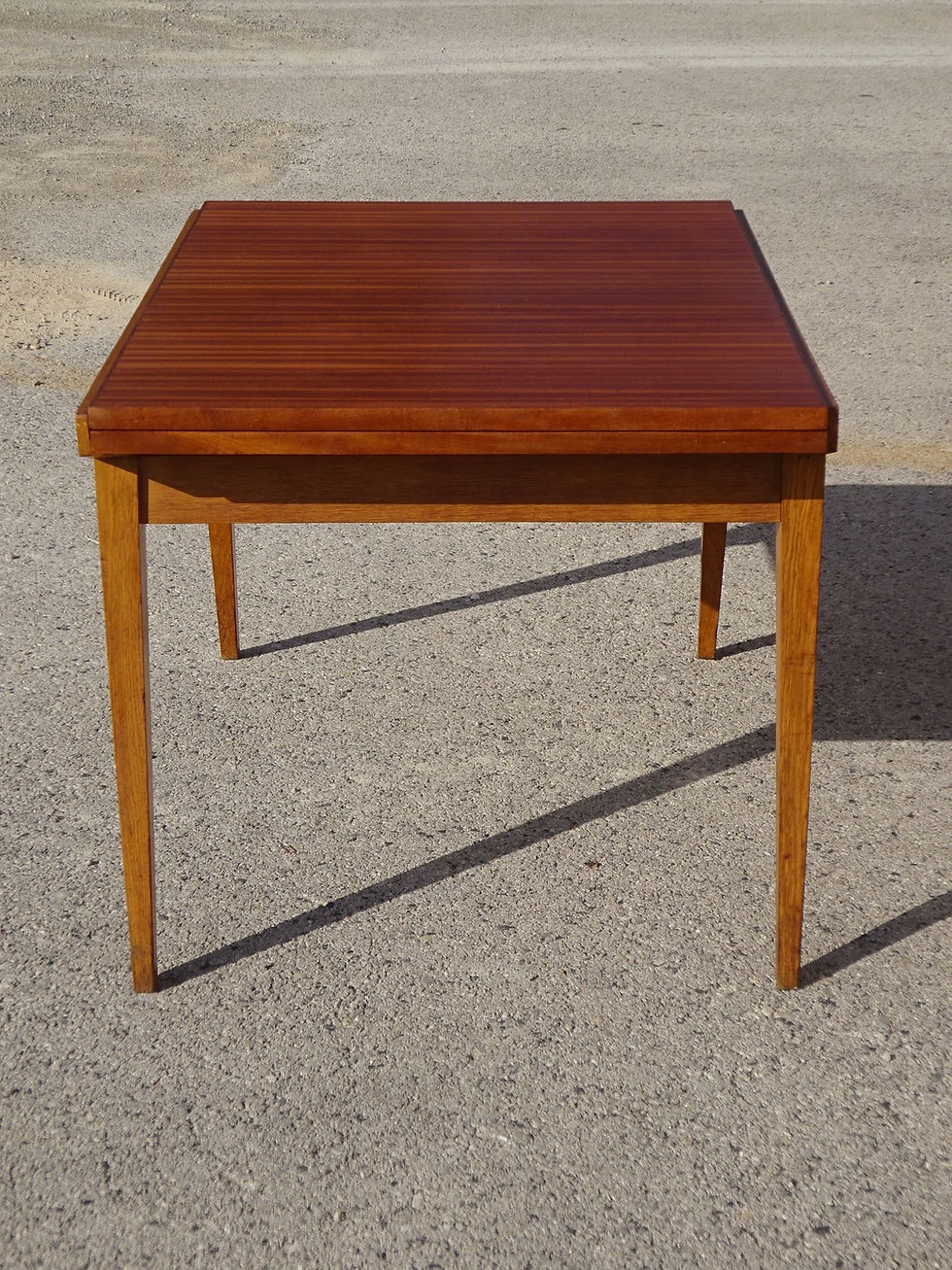 Miniature : table de style scandinave vue de côté