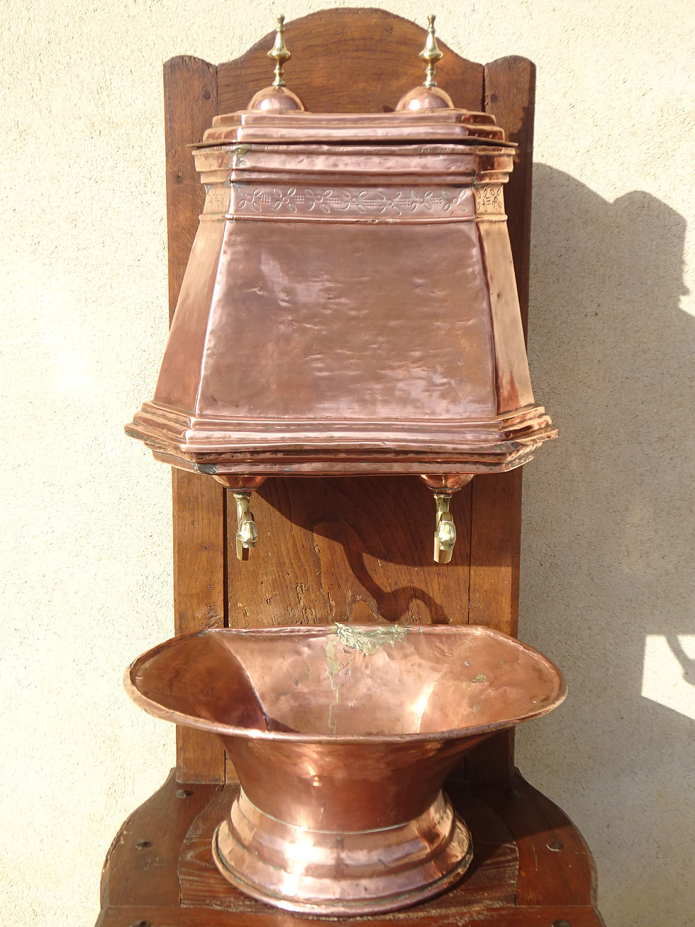 Ancienne fontaine en cuivre; vasque, réservoir et support