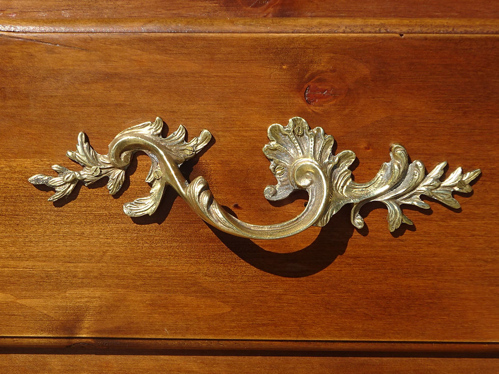 Miniature : Commode en bois massif, jolies poignées en bronze doré