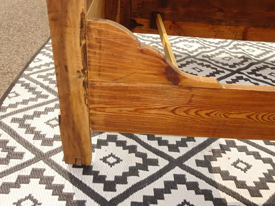Miniature : Lit ancien en noyer, traverses de renfort