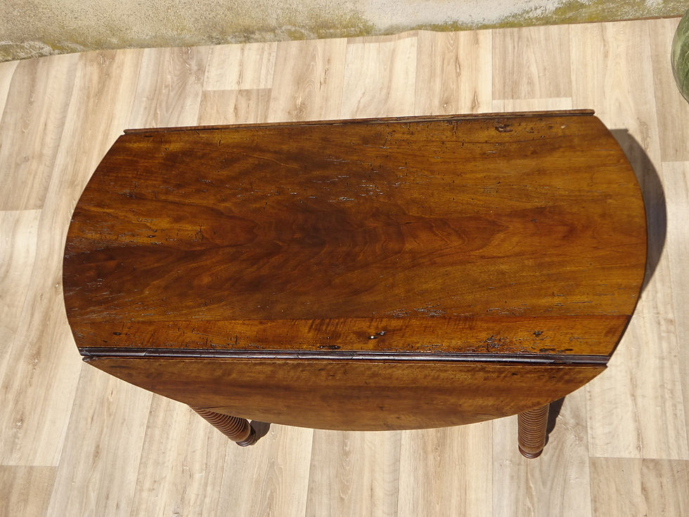 Miniature : jolie table d'occasion en noyer, vue de dessus
