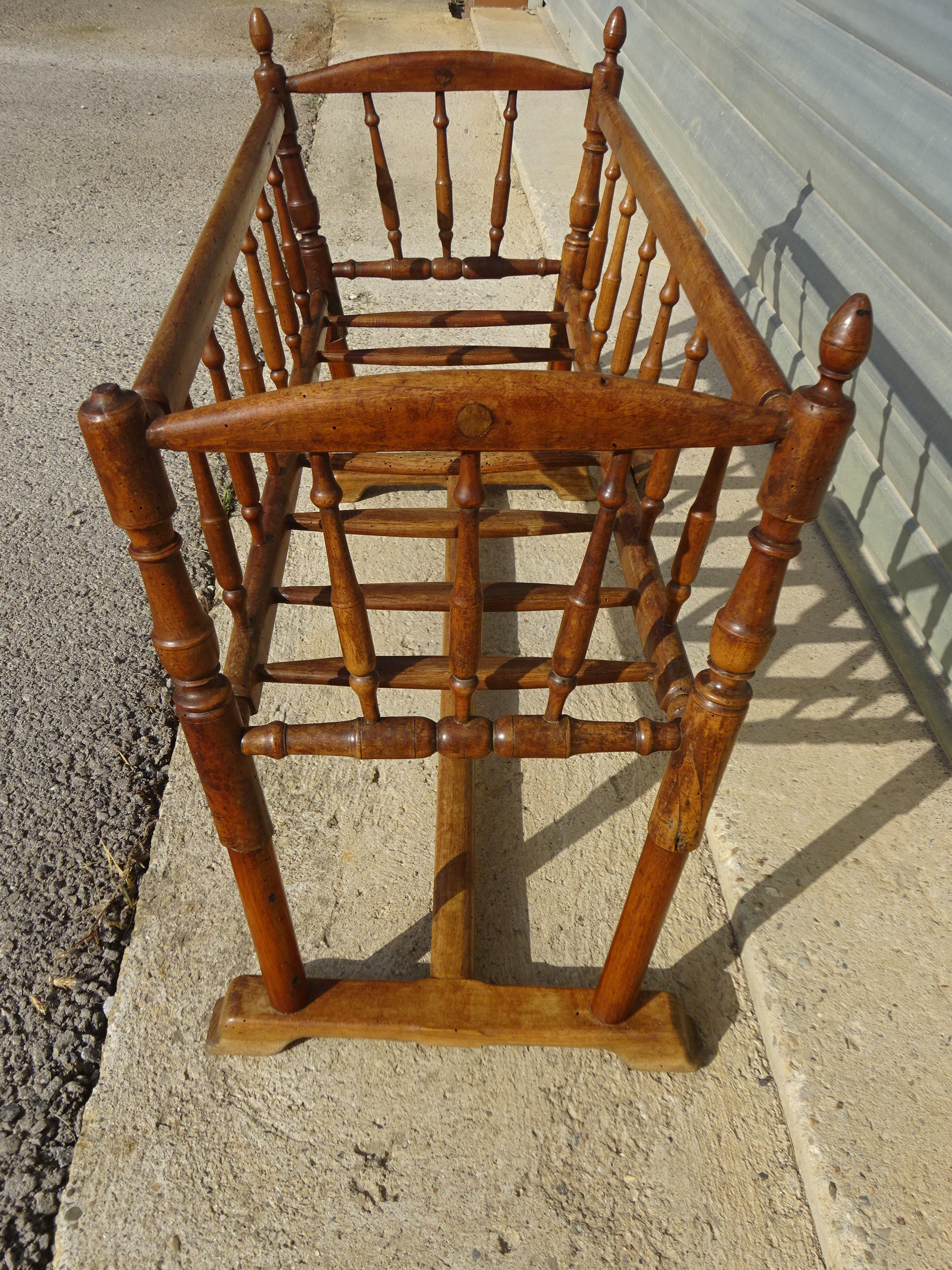 Berceau ancien tout en noyer massif