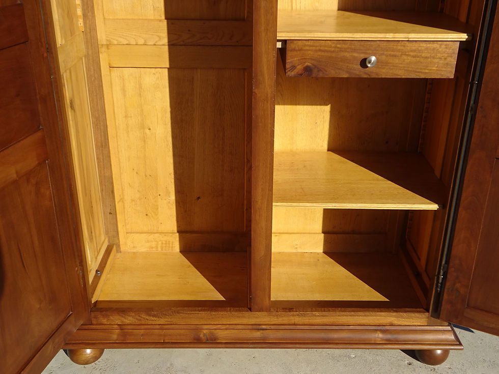 Miniature : intérieur de l'armoire Louis XIII, en bois blanc, propre et lumineux