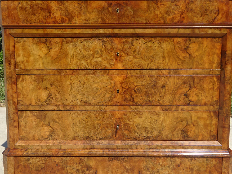 Commode Louis Philippe en loupe de noyer