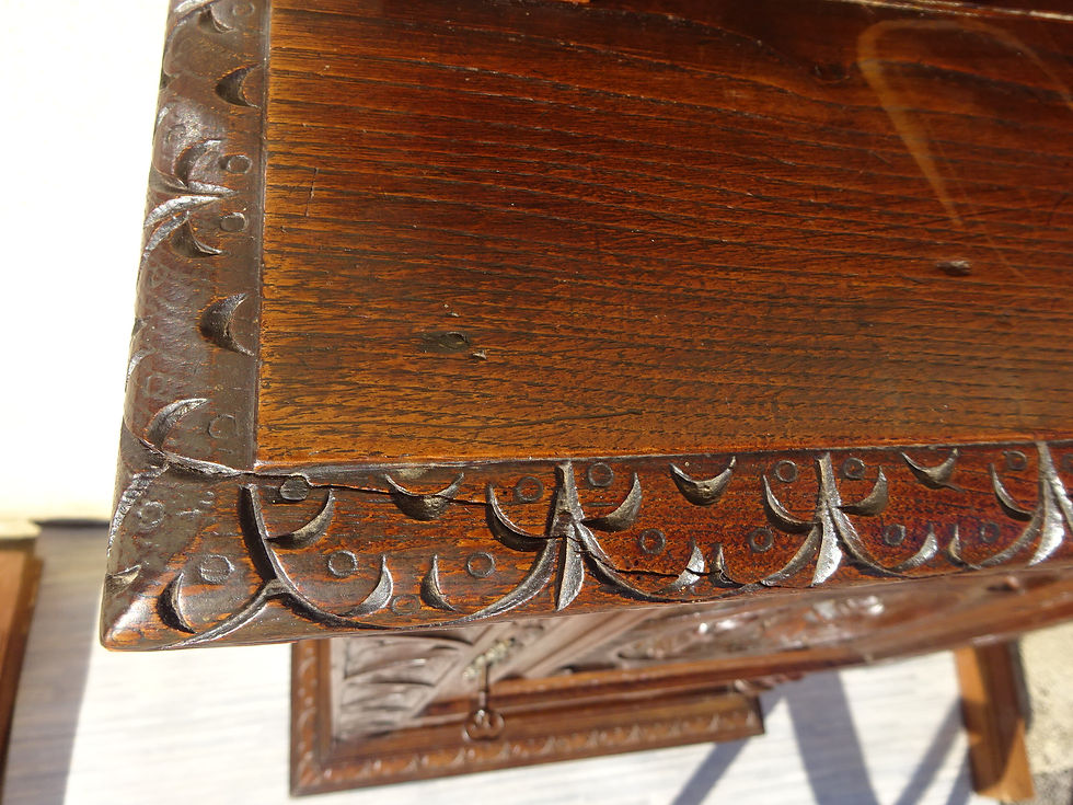 Miniature : dressoir, plateau bords chanfreinés et sculptés