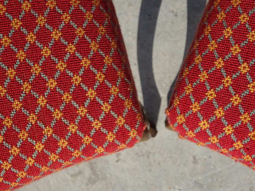 Chaises anciennes recouvertes d'un tissu rouge, les 2