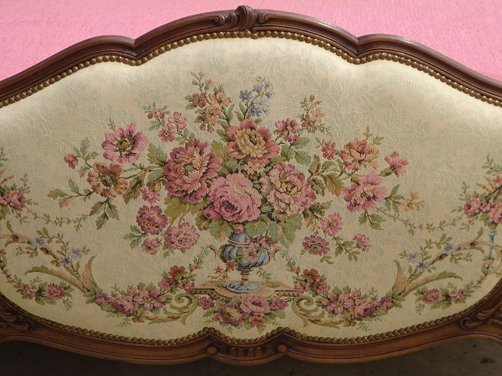 Miniature : Grand bouquet de roses et pivoines sur le fond de lit corbeille Louis XV